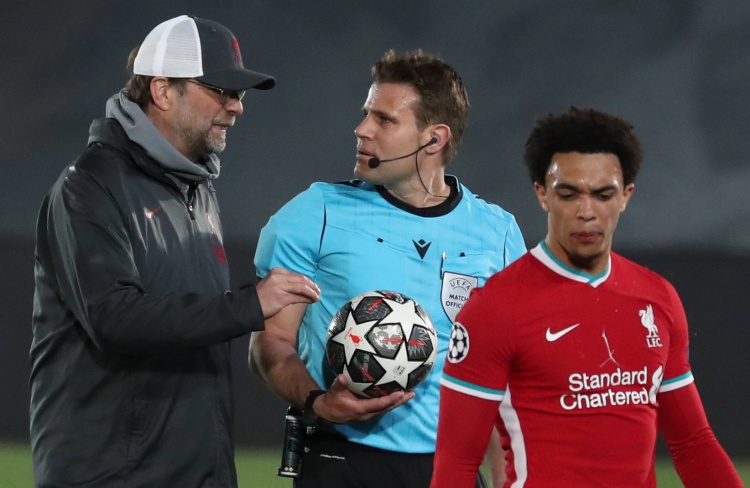 半场战报：克雷莫内塞0-0莱切（半场战况：克雷莫内塞与莱切0-0战平）