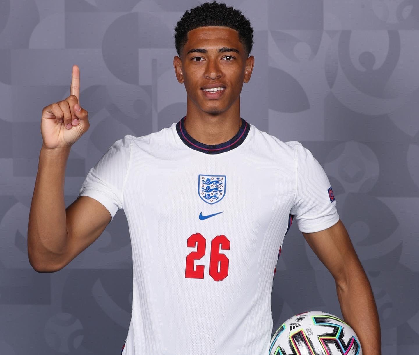 比肩传奇，姆巴佩成皇马队史第四位欧冠上演大四喜的球员（姆巴佩追平传奇：成皇马欧冠单场大四喜第4人）