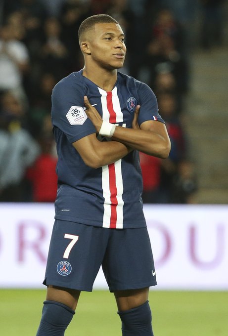 官方：本轮港超联赛延期进行，中国香港各代表队将臂缠黑纱出战（官方通报：港超本轮推迟，中国香港各代表队将佩戴黑纱参赛）