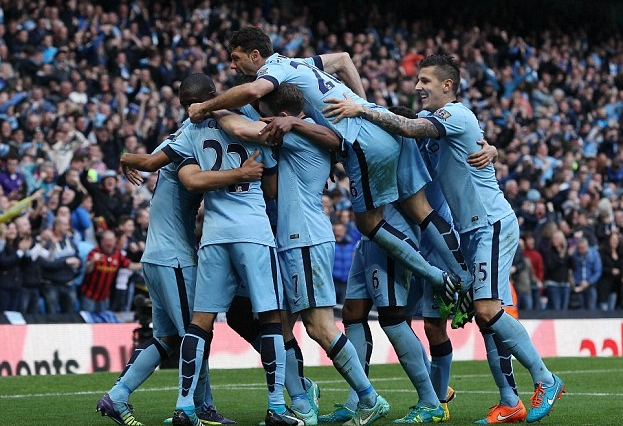 支持球队！欧文坐在场边观看独行侠对阵湖人的比赛（欧文现身场边，助威独行侠对阵湖人）